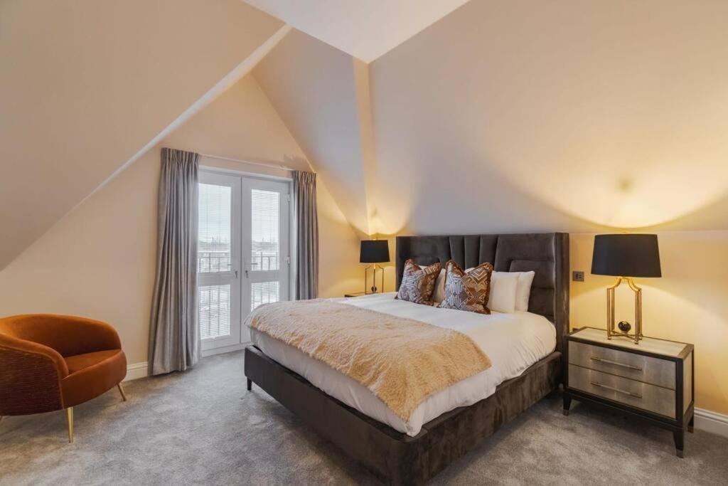 Appartamento Luxury Penthouse - Castle Views - 2 Bed & Parking Windsor Esterno foto