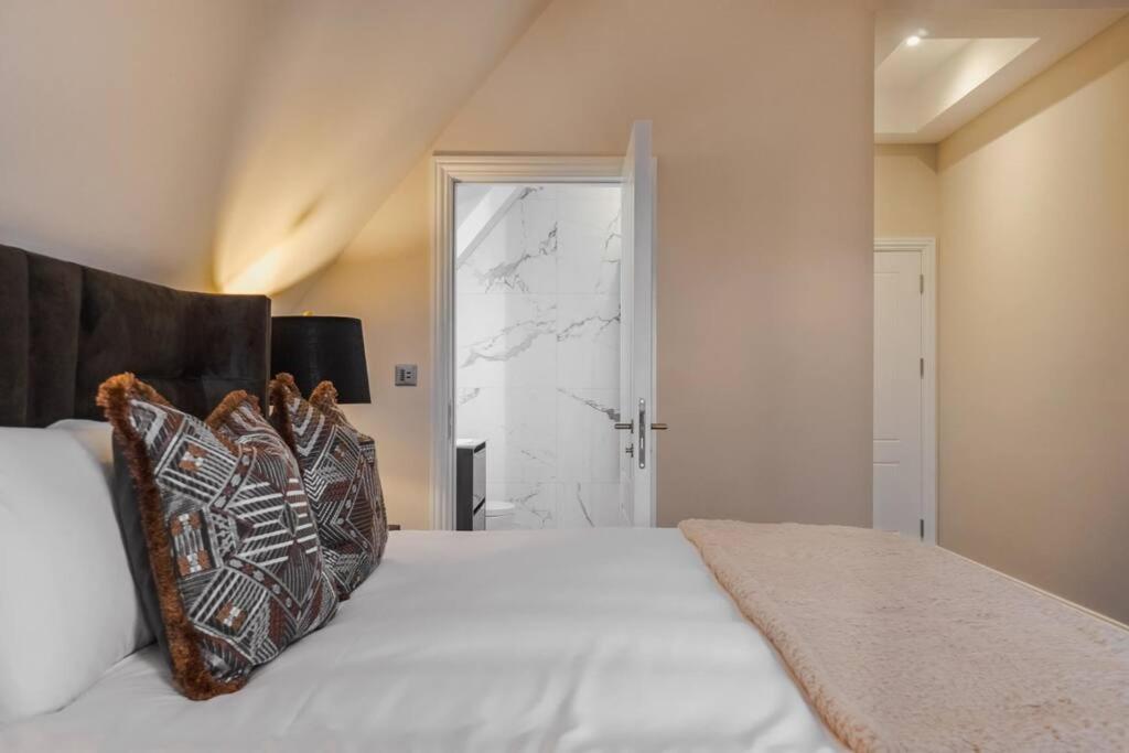 Appartamento Luxury Penthouse - Castle Views - 2 Bed & Parking Windsor Esterno foto